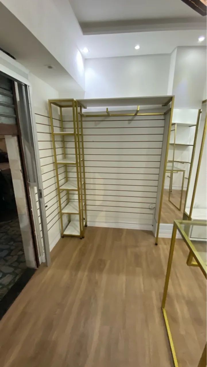 Araras de Roupas Dourada Moderna - Foto 3