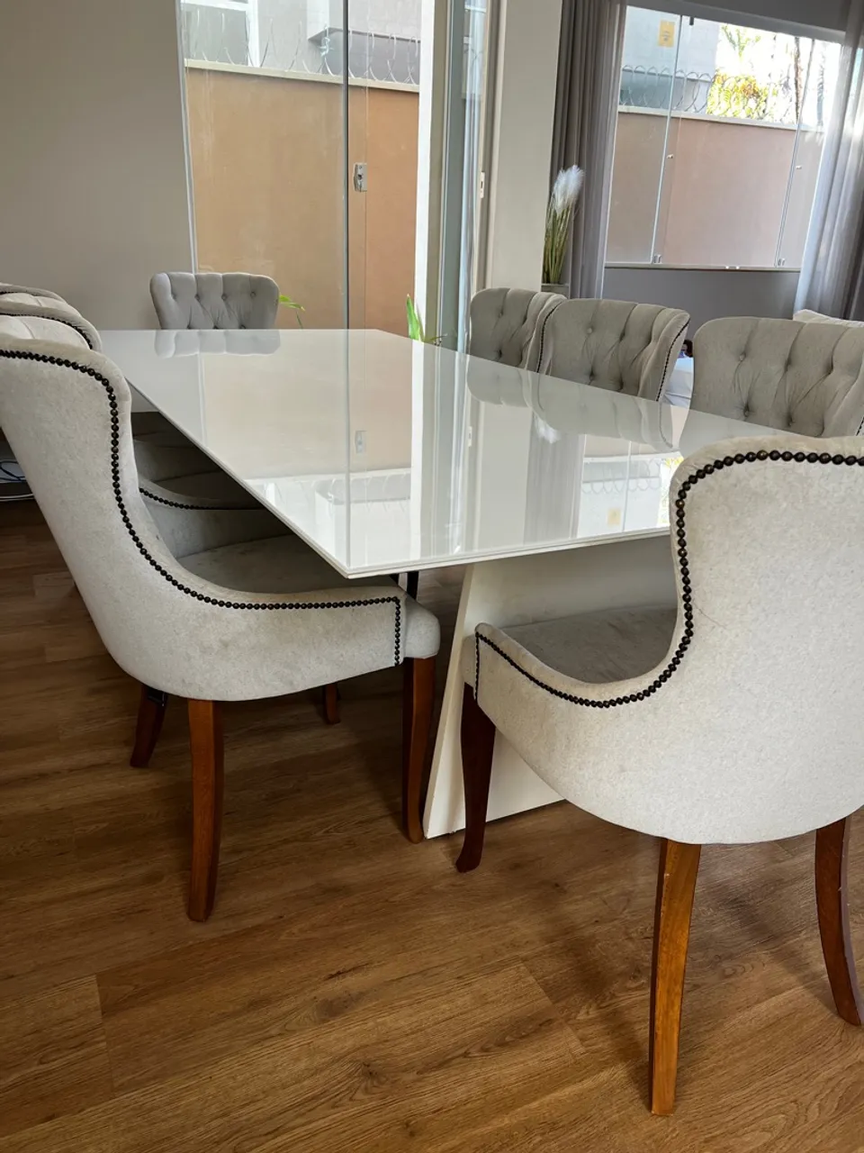 Conjunto de Mesa de Jantar com 8 Poltronas - Laca Branca com Vidro e Estofado em Linho