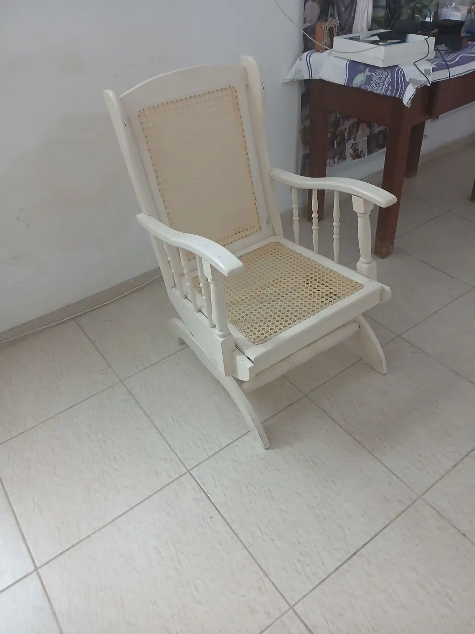 CADEIRA DE BALOIÇO ANTIGA EM MEDEIRA MACISSA COM FORRO DE CORDA MARÍTIMA.  - Foto 5