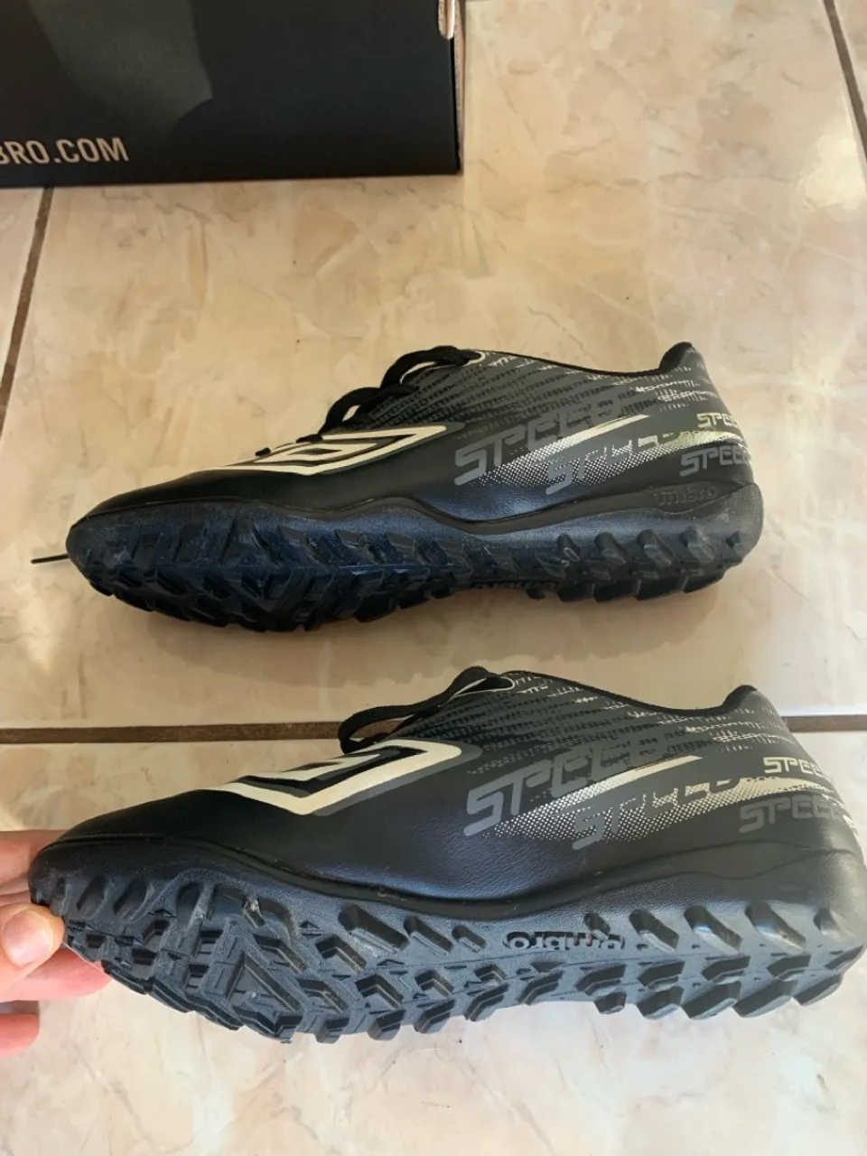 Chuteira society Umbro número 35