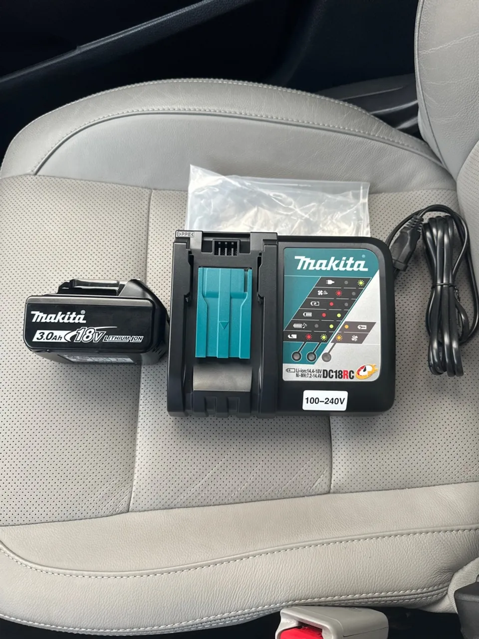 Bateria 18v 3.0ah e Carregador de bateria Makita