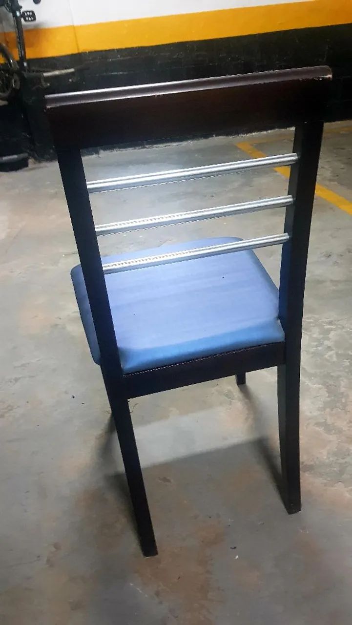 CONJUNTO  MESA MADEIRA MACIÇA PRETA QUADRADA E 4 CADEIRAS ESTOFADAS ÓTIMO ESTADO - Foto 5