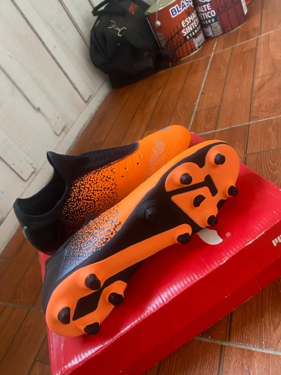 Chuteira Puma Laranja e Preta