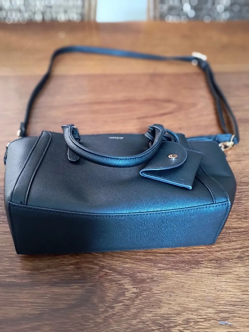 Bolsa preta estruturada de mão ou transversal - Foto 5