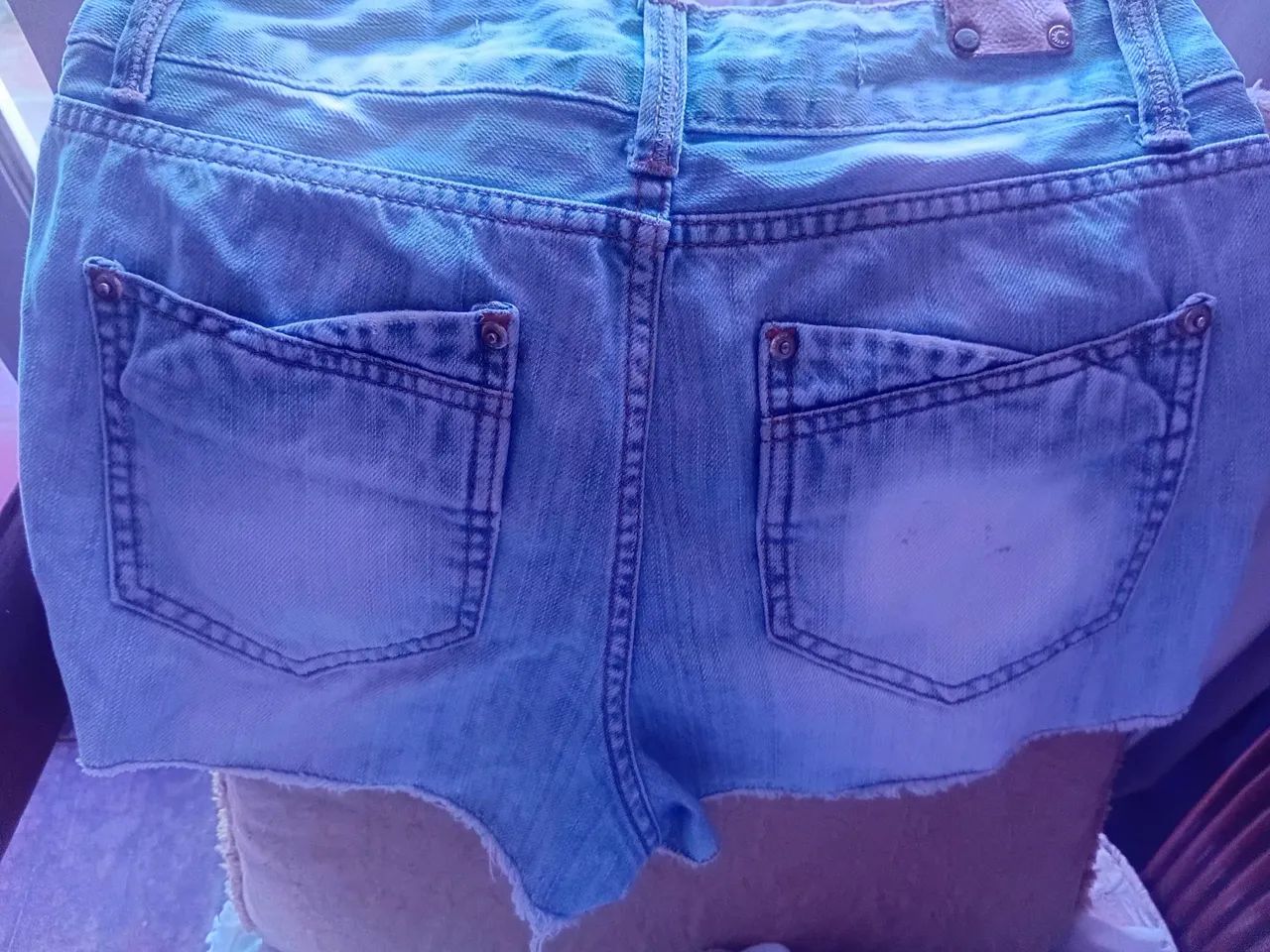 Short jeans com telhes nos bolsos em xadrez  - Foto 4
