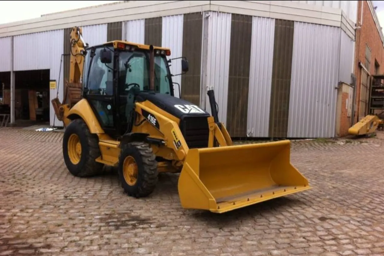 Retroescavadeira Caterpillar 416E