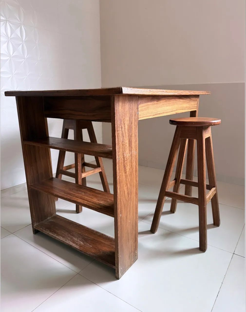 Mesa de madeira. 64962185663874120