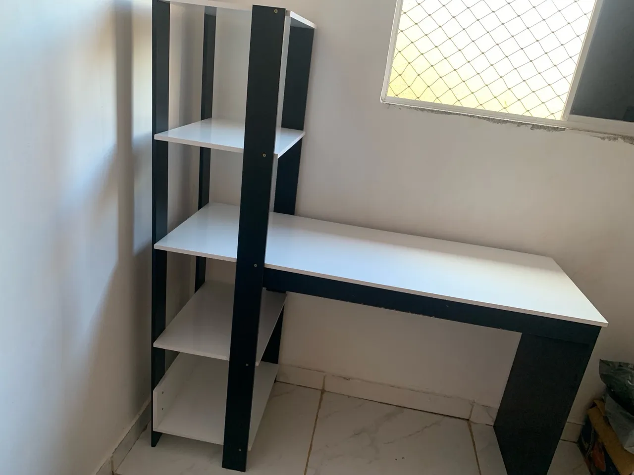 Mesa Escrivaninha com Estante Integrada