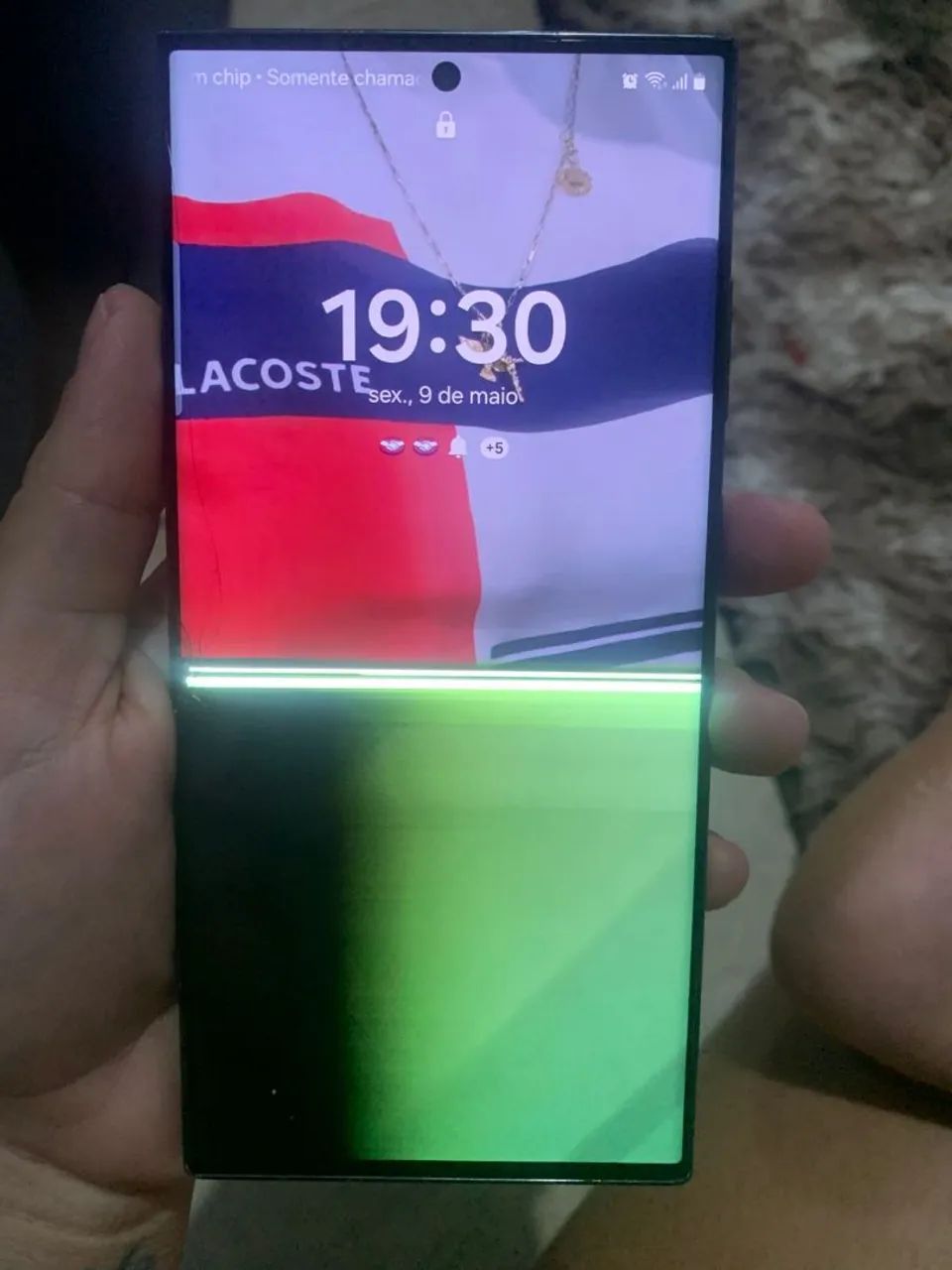 S23 Ultra com tela uma parte verde 