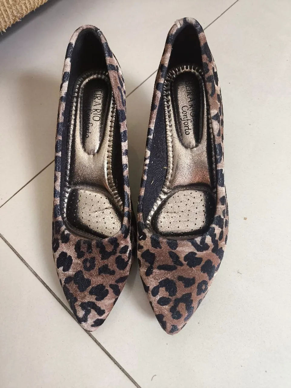Sapatos de salto com estampa de onça