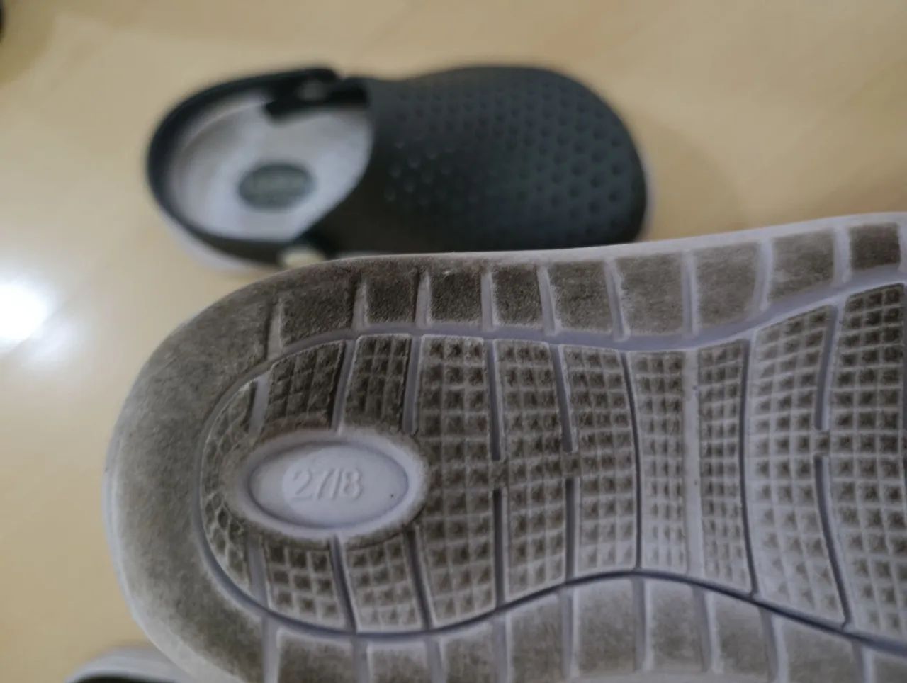 Sandálias Crocs - Tamanho 25 - cinza - praticamente novo  - Foto 3