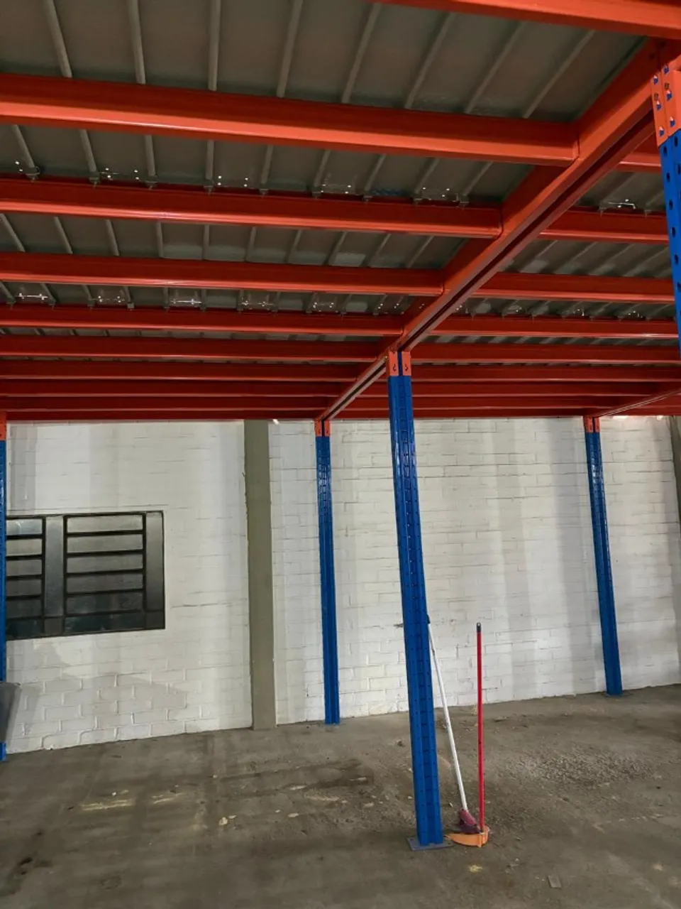 Mezanino de ferro galvanizado e pintado