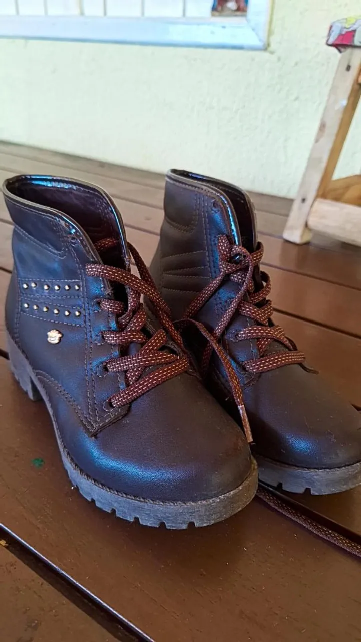 Botas coturno marrom com detalhes e cadarço