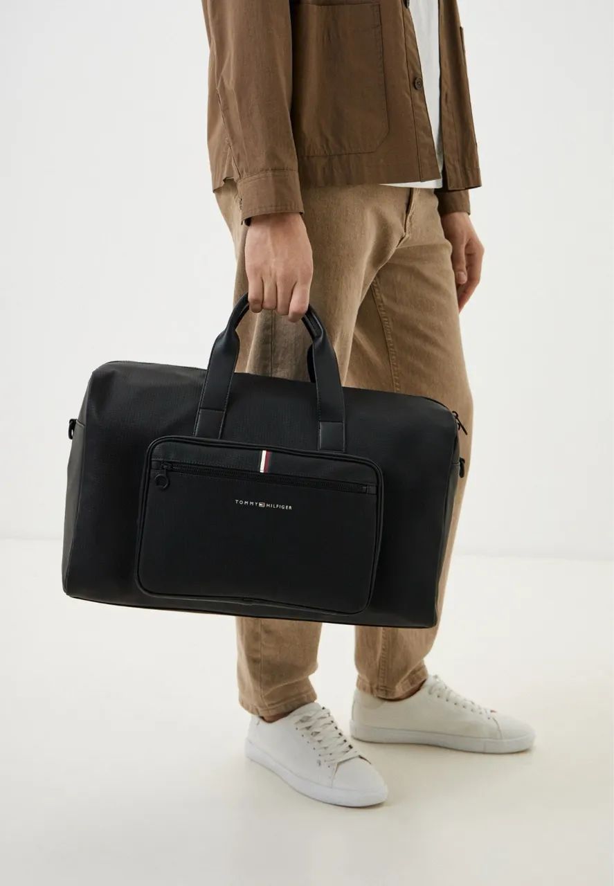 BOLSA TOMMY HILFIGER TH ESSENTIAL PIQUE DUFFLE PRETO  - Foto 2