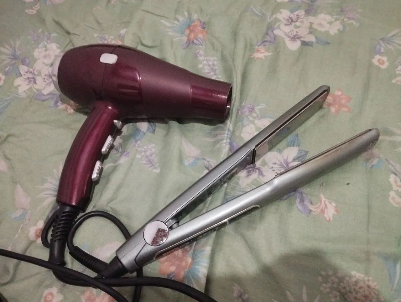 Um secador novo e uma prancha nova