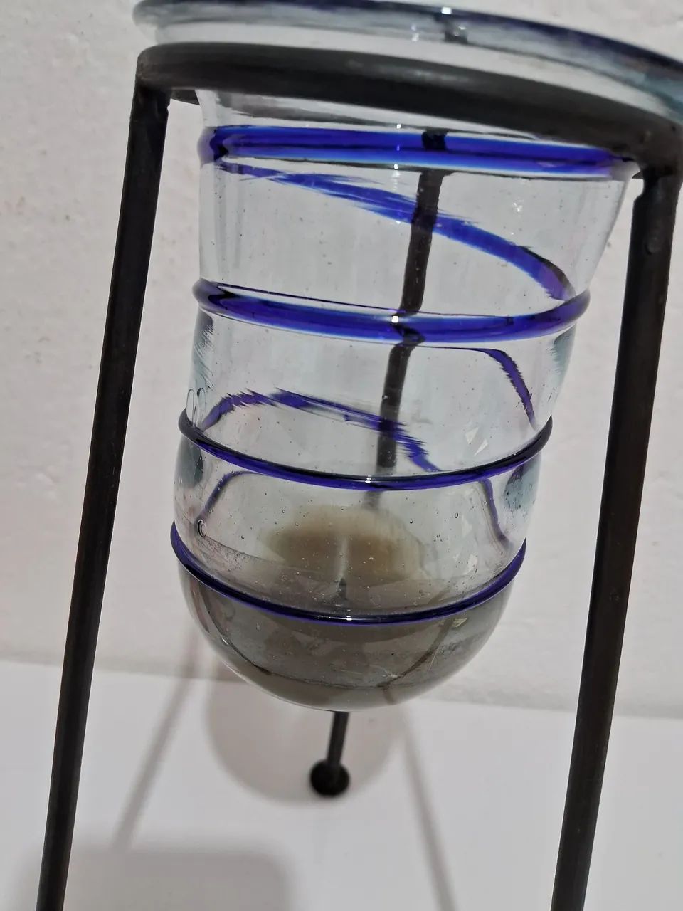 Porta vela antiga de vidro com detalhes azul e suporte - Foto 2