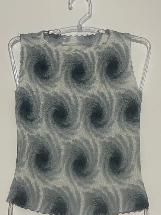 Blusa de Malha Cinza com Estampa de Redemoinhos