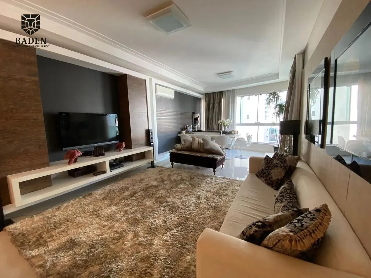 Apartamento / Quadra mar / 3 Suítes / 2 Vagas de Garagem