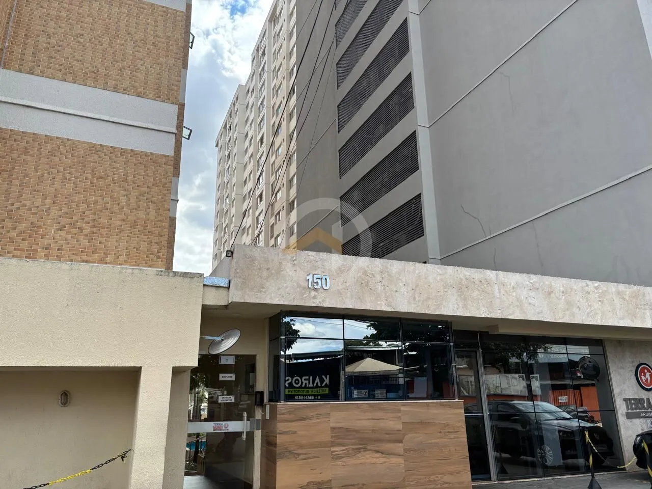 Apartamento de três quartos semi mobiliado no Jardim América
