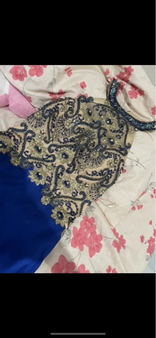 Vestido de festa azul com bordados