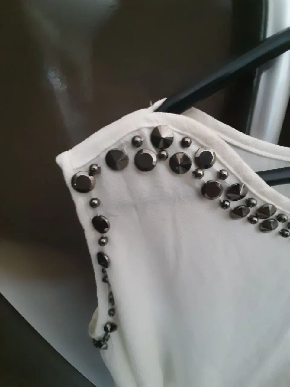 Blusa branca com detalhes em metal - Foto 4