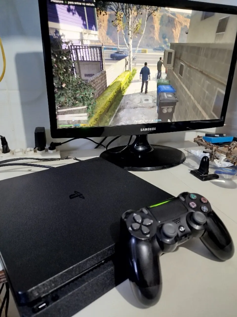 Playstation 4 Slim (Ps4) com controle e jogo