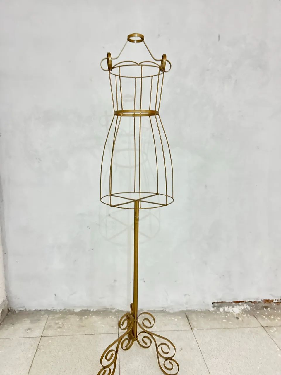 Manequim dourado  - Foto 4