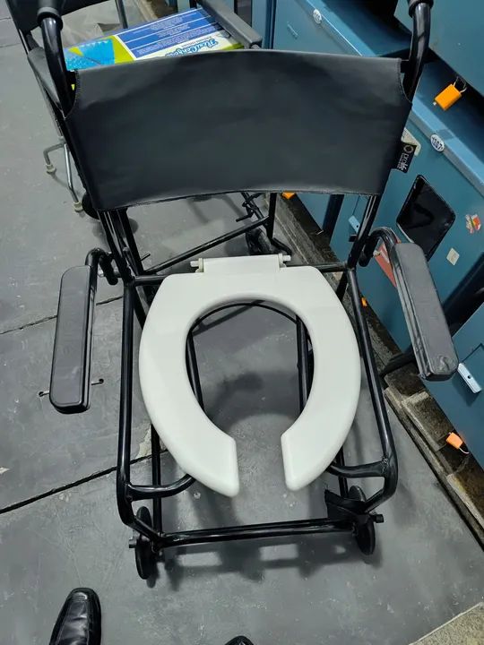 Vendo duas cadeiras higiênica e um par de muletas  - Foto 5