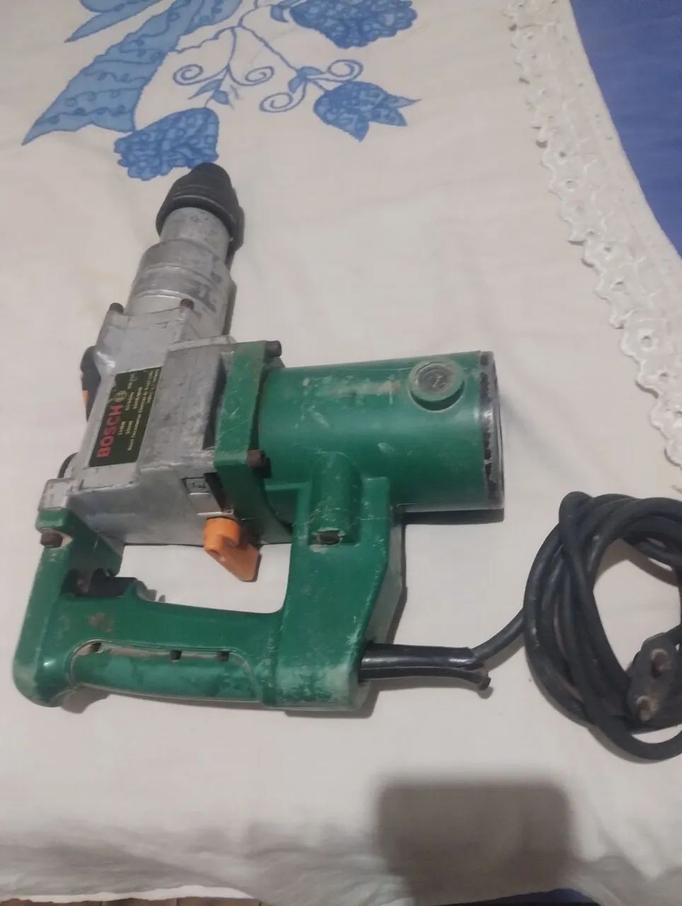 Vendo martelo Perfurador Bosch HD-250 950W 26mm - Foto 2