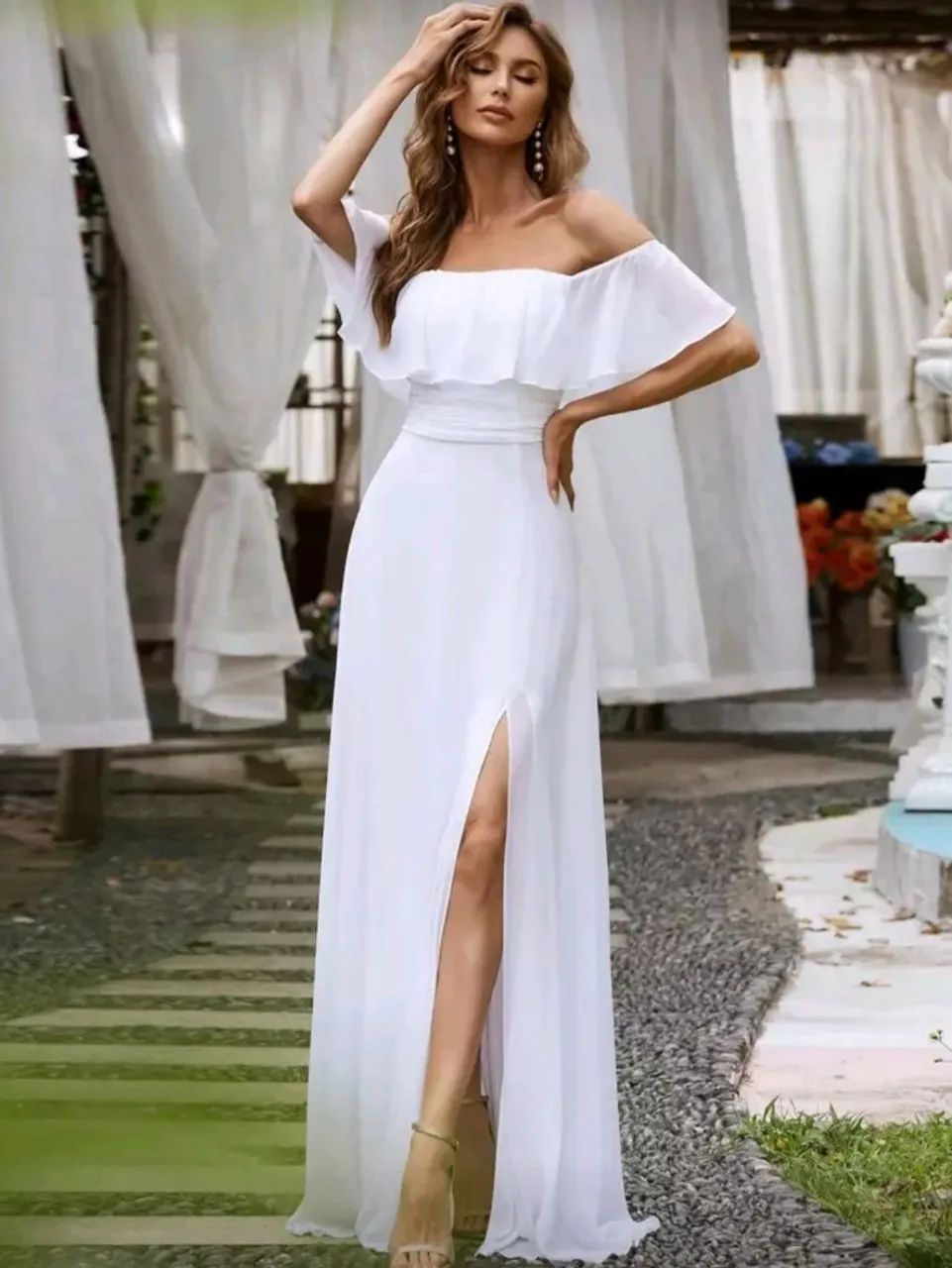 Vestido branco longo com babado e fenda lateral - Foto 3