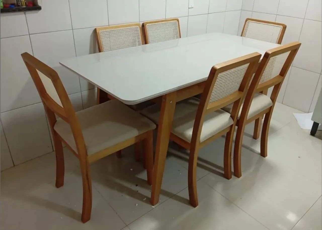 Mesa de Jantar com 6 Cadeiras  madeira com vidro 