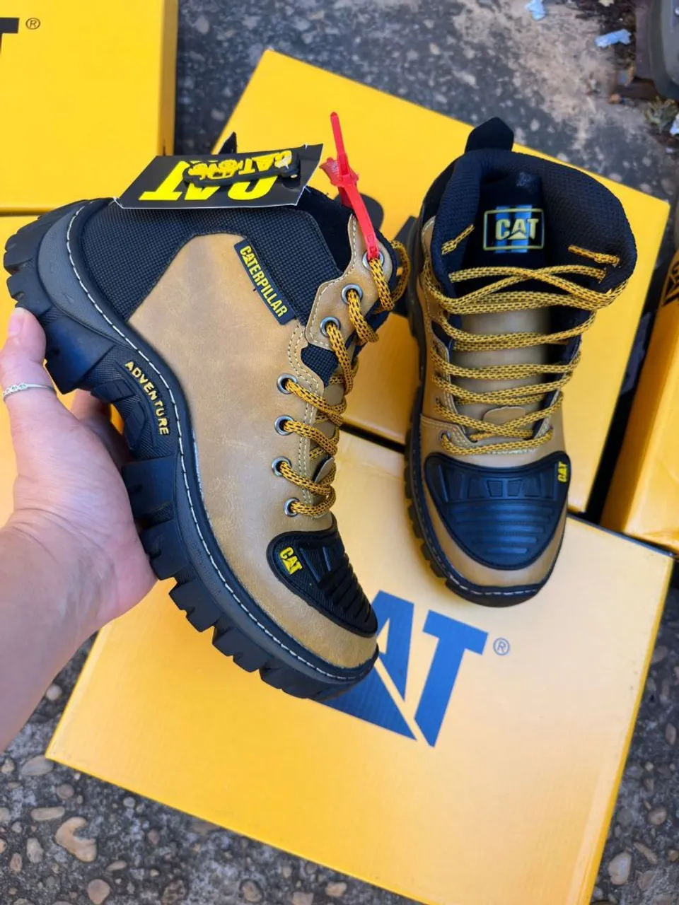 Bota Caterpillar Adventure Amarela