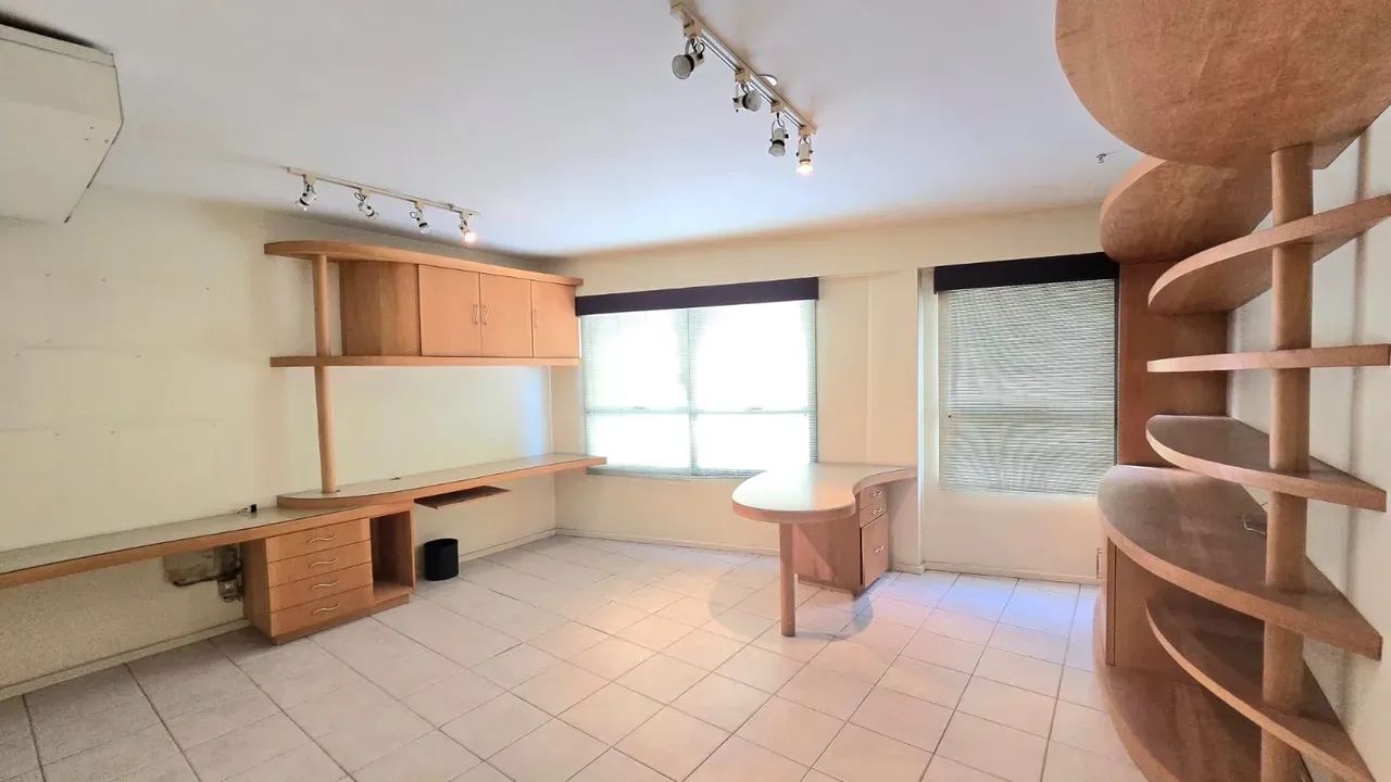 Sala comercial com armários planejados, recepção e banheiro. 1 vaga. - Foto 3