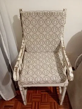 Cadeira Estilo Provençal em Madeira com Estofado