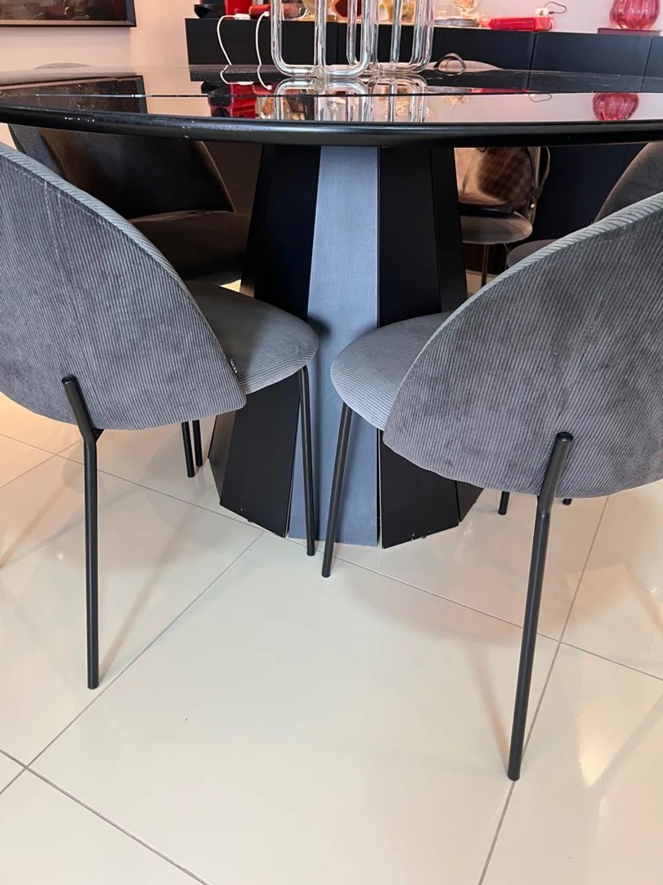 Mesa de jantar redonda em vidro preto e 5 cadeiras estofadas de jantar   - Foto 5