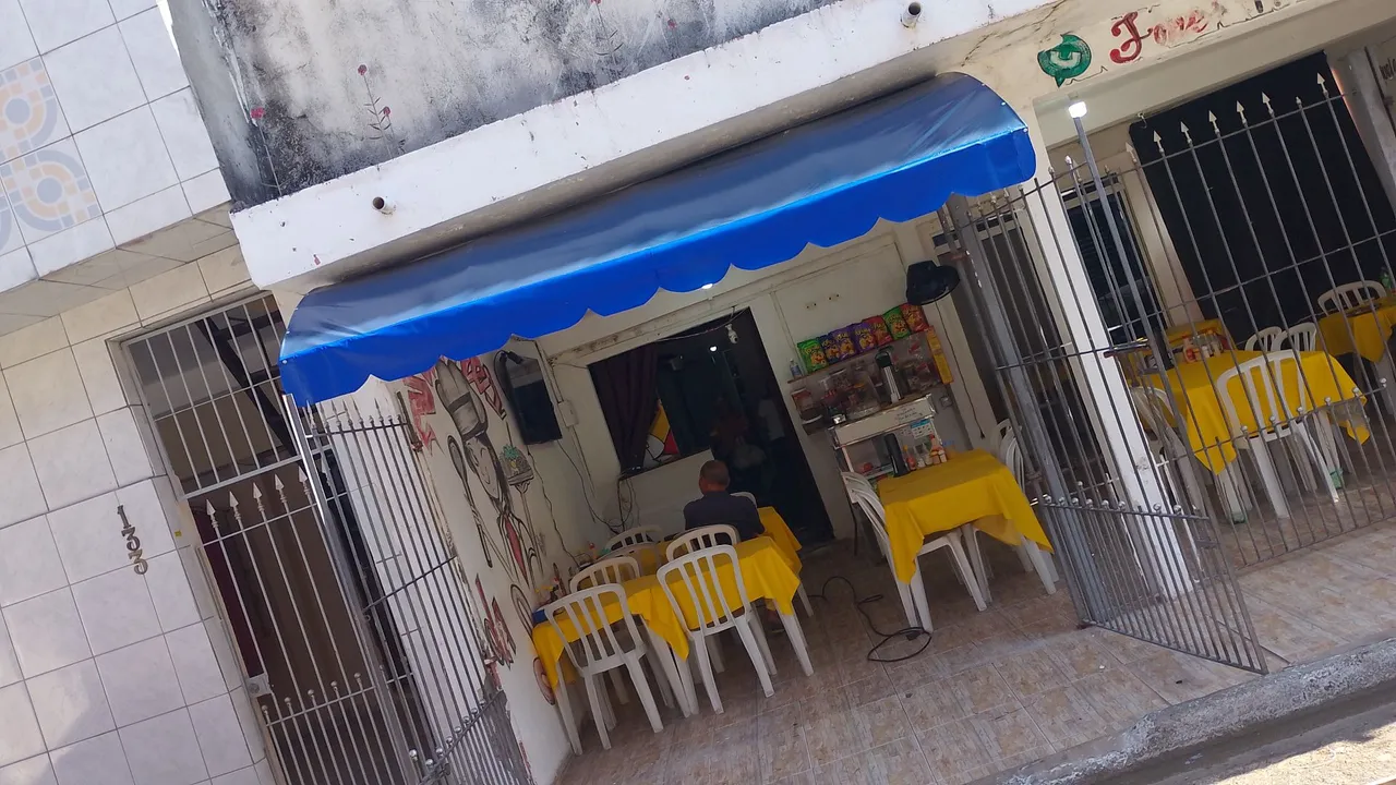 Espaço Gourmet com Mesas e Cadeiras