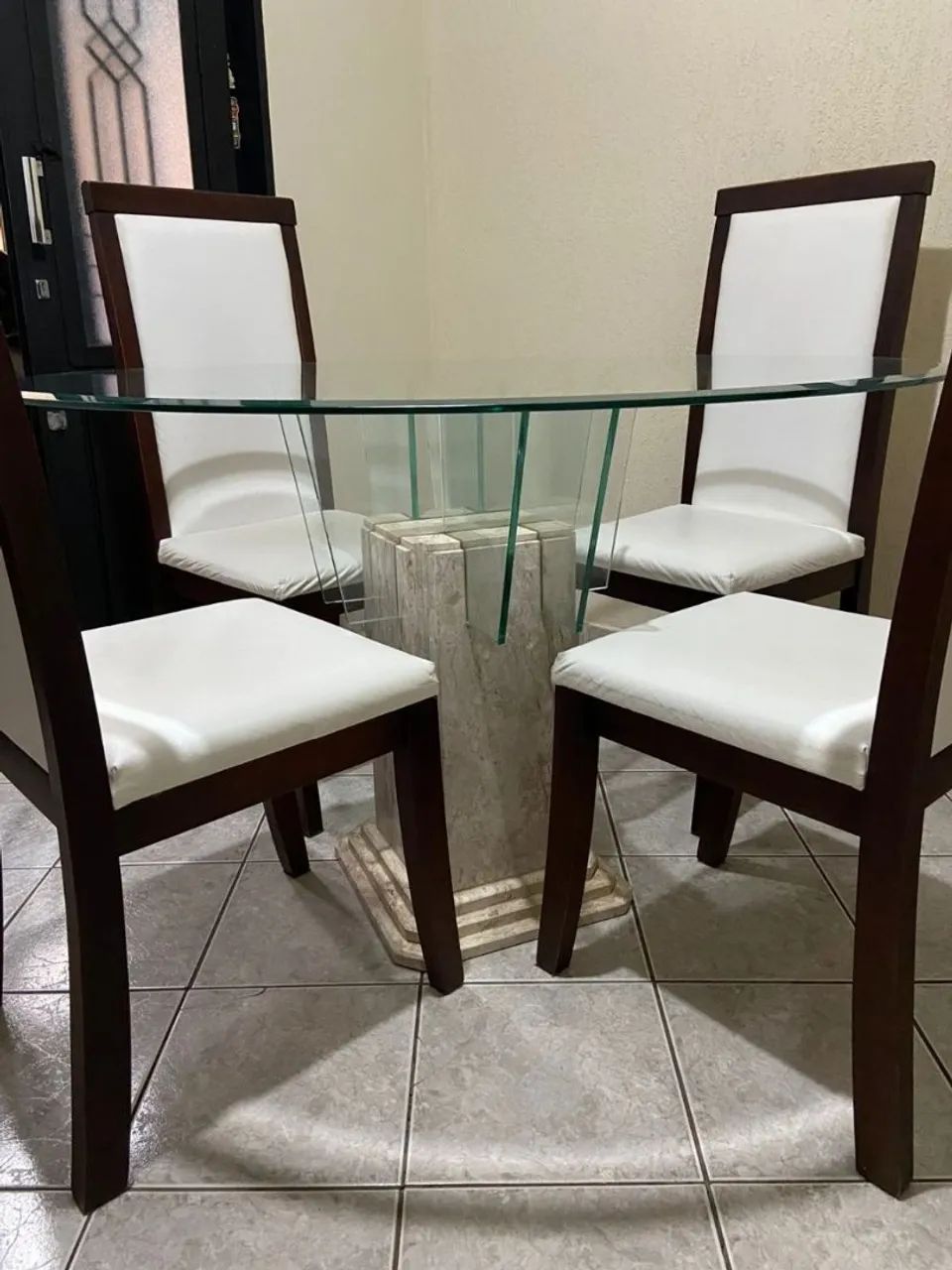 MESA C/ TAMPO DE VIDRO E BASE DE MARMORE E 4 CADEIRAS ESTOFADAS. - Foto 2