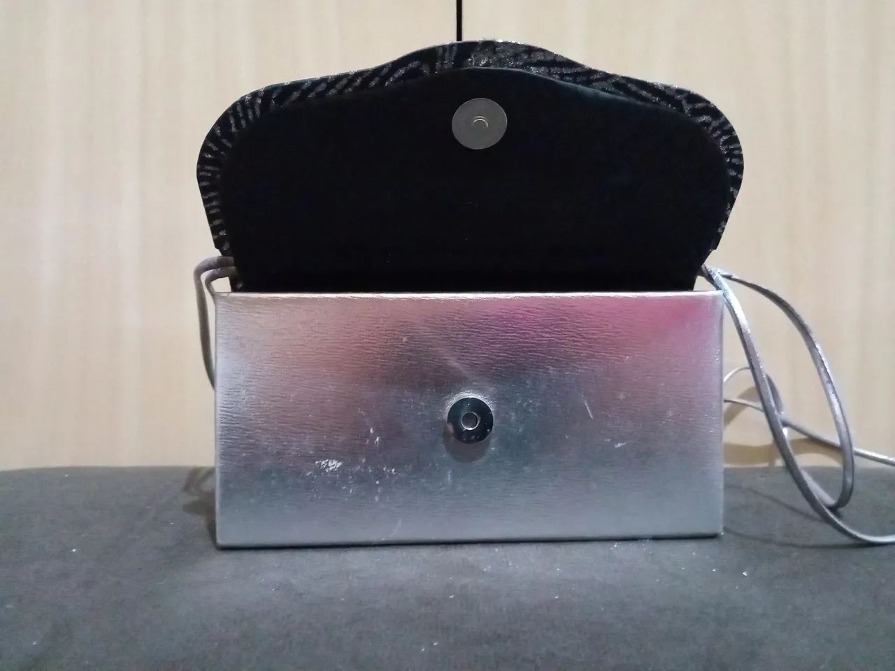 Bolsa Clutch Prateada com Detalhes - Foto 4