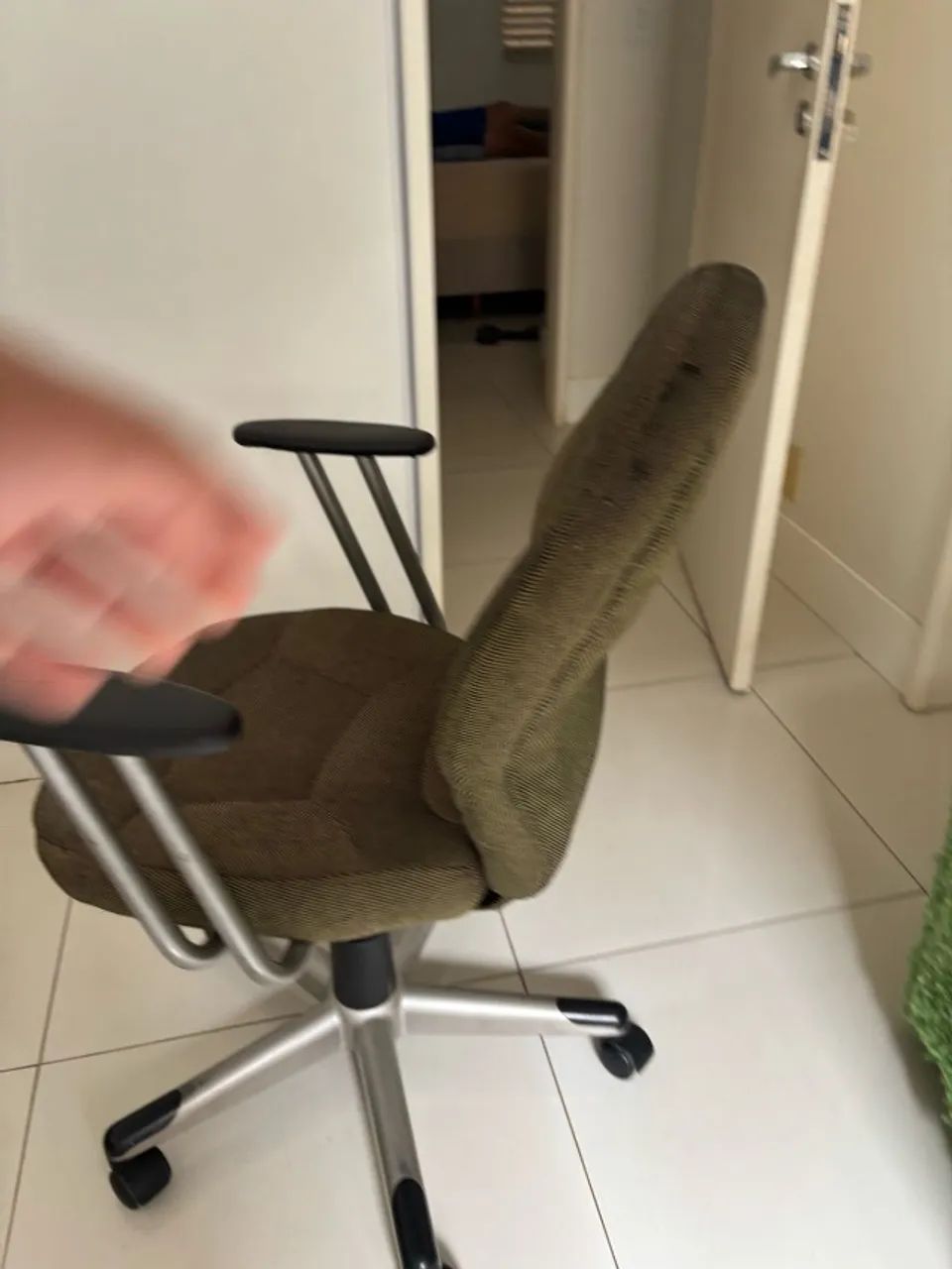 Cadeira seminova barata imperdível pra escritória quarto e etc - Foto 2