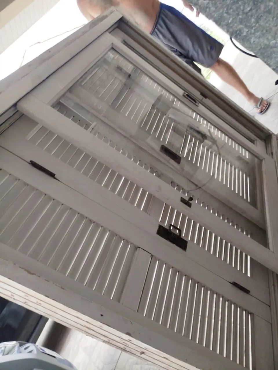 Janela pantográfica semi nova com vidro.