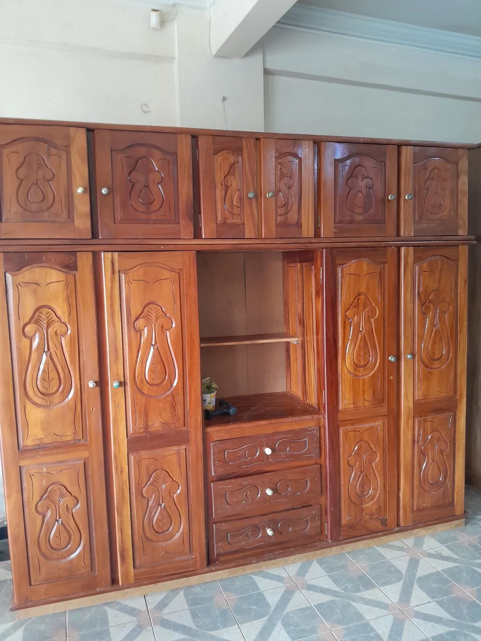 Guarda-Roupa de Madeira Maciça com Detalhes Entalhados