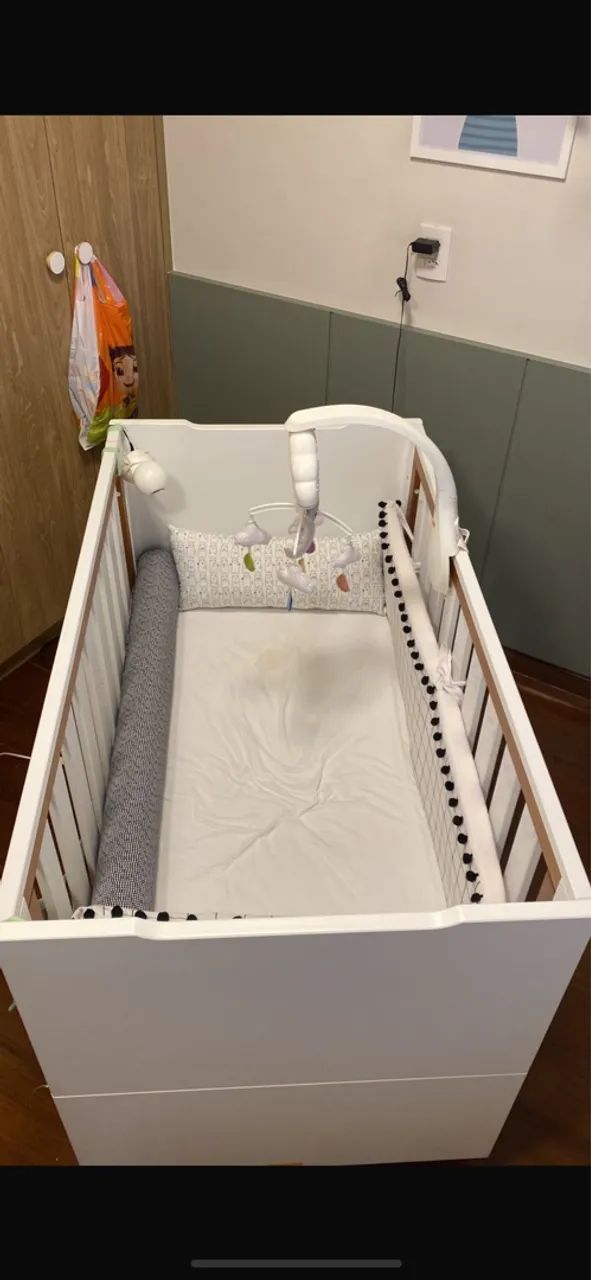 Berço bebê branco com detalhes em madeira  - Foto 4