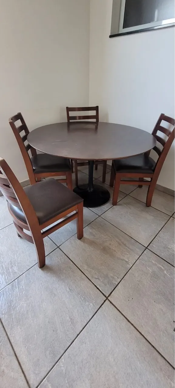 Mesa de mamadeira maciça restaurada recentemente