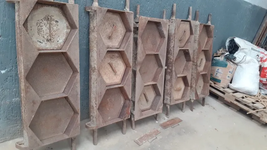 Mesa vibratória 2,00 x 1,00 com 5 formas para bloquete sextavado