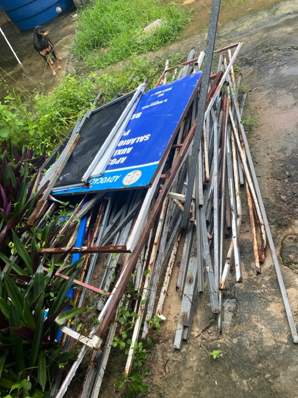 Pedaços de metalon