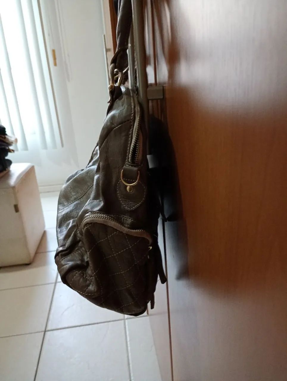 Bolsa de ombro bege com detalhes acolchoados - Foto 4