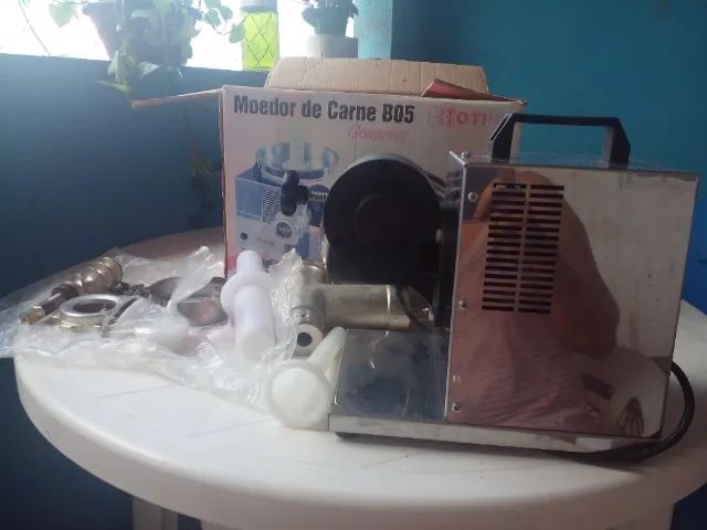 Moedor de carne e fabricante de massas. 