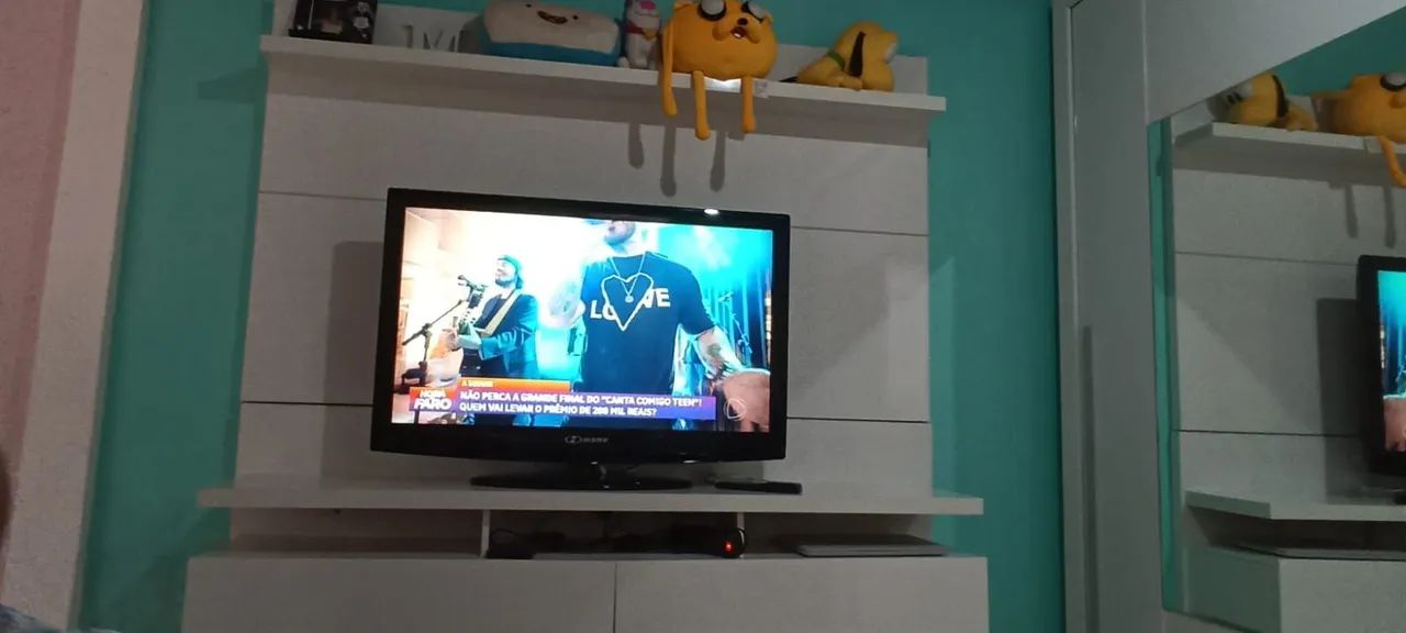 Painel de TV branco Mobly com prateleiras e 2 gavetas