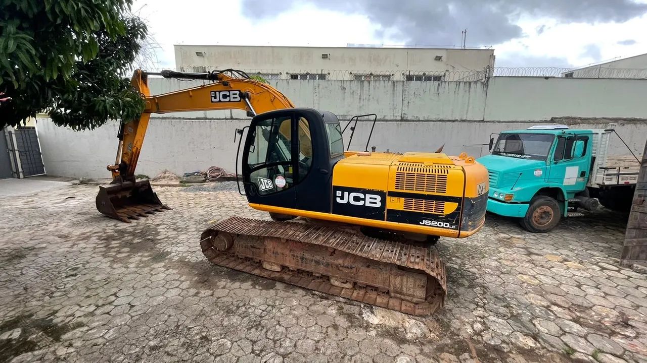 ESCAVADEIRA JCB JS 200 LX