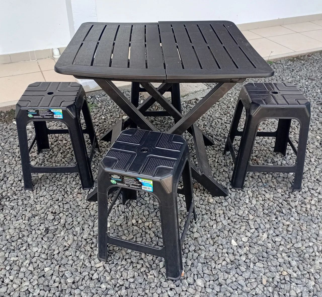 Disassemblable Table with 4 Stools64176433516034121